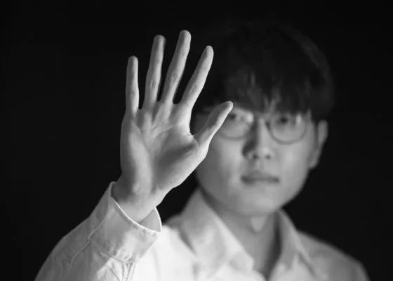 他常常因想到一个新点子而告我作某些技术修改，有时一天中竟有好几回大大小小的改动，这样一来，无疑会给我们增加不少麻烦，公司上下都要忙一阵子。